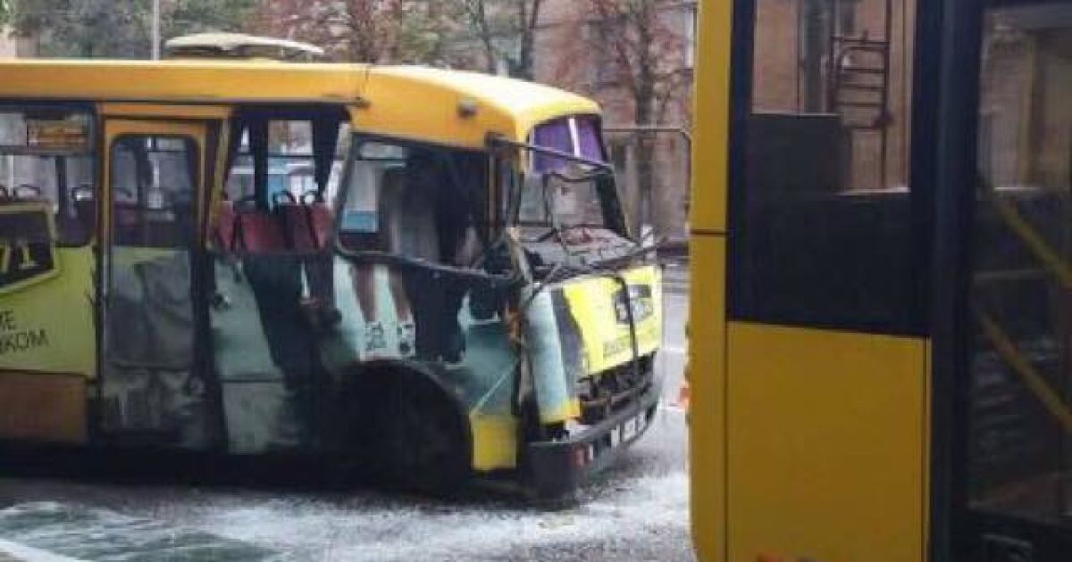 На столичном Печерске маршрутка протаранила троллейбус