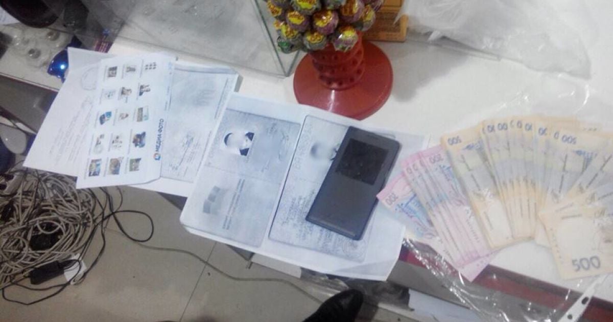 В Мариуполе полицейский попался на взятке в 15 тыс. грн