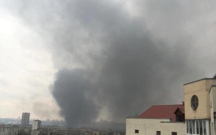 У Києві на Подолі спалахнула масштабна пожежа: язики вогню здіймаються в небо (відео, фото)