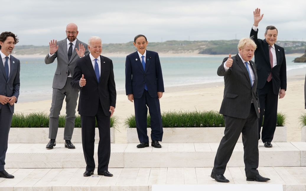 Лидеры G7 (слева на право: Шарль Мишель, Байден, премьер-министр Японии Йошихиде Суга, Борис Джонсон, Марио Драги и Эммануэль Макрона. / © 