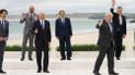 Лідери G7 (зліва на право: Шарль Мішель, Байден, прем'єр-міністр Японії Йошіхіде Суга, Борис Джонсон, Маріо Драґі та Еммануель Макрон.