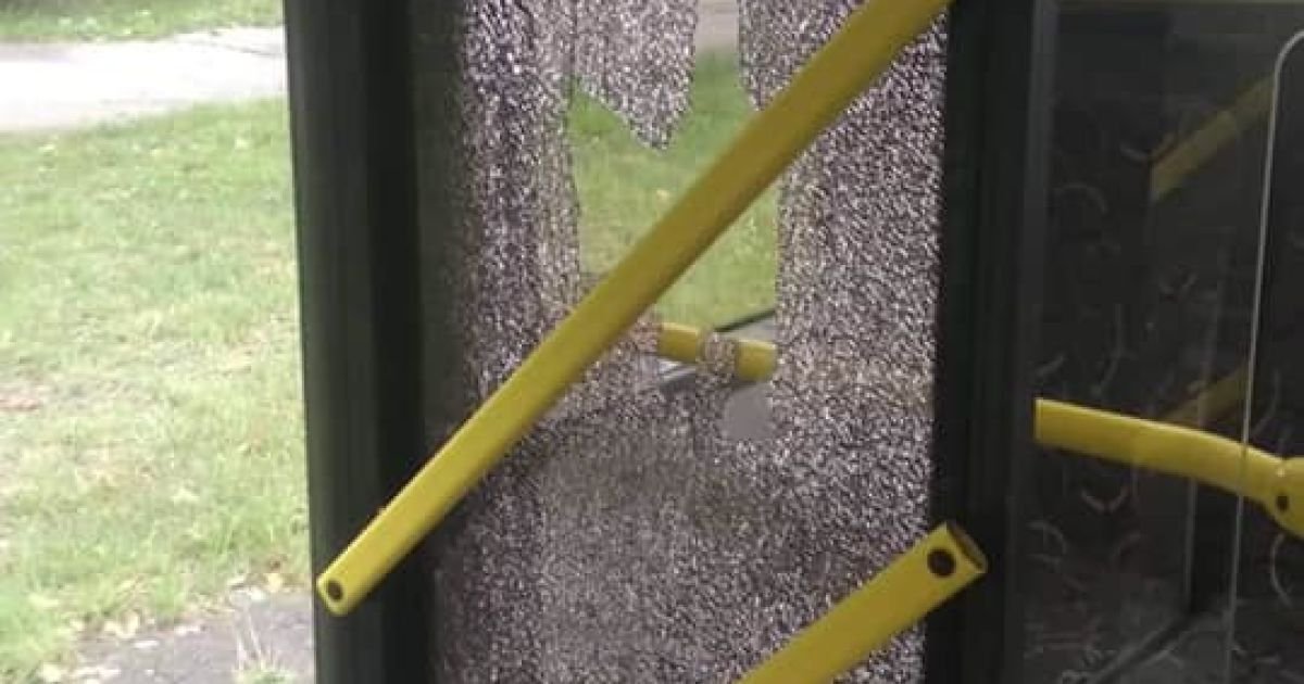 У Києві пасажир розбив вікно тролейбуса і втік. Перед цим він стояв серед дороги