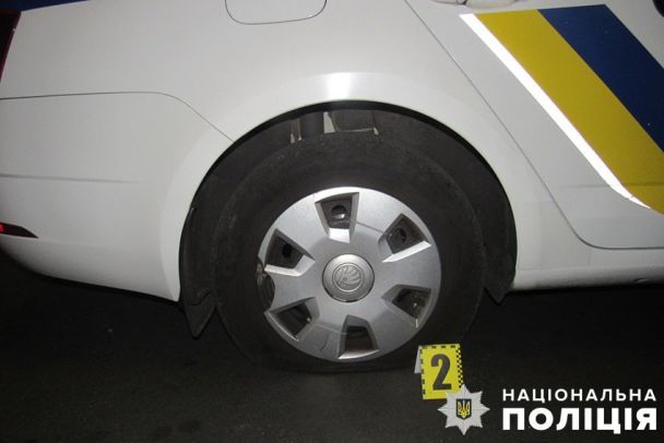 В Киеве двое 22-летних парней повредили полицейский автомобиль / Фото: Полиция Киева / Facebook