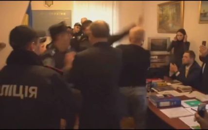 Появилось видео, как на заседании по делу Корбана нардеп Денисенко бросает в судью бутылкой