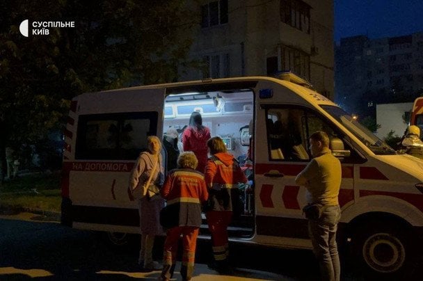 У Києві уламки дрона влучили у будинок. Інформації про потерпілих немає. / © Суспільне