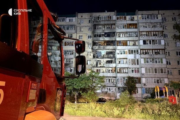 У ніч проти 24 травня уламки дрона влучили у житловий будинок в Оболонському районі Києва. / © Суспільне