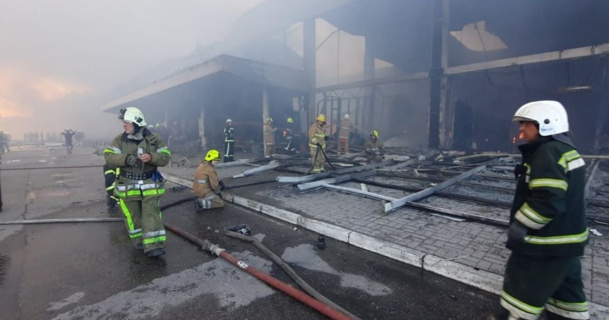 "Там справжнє пекло": що відомо про ракетний обстріл ТЦ у Кременчуці (фото, відео)