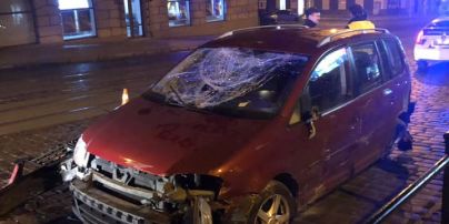 Во Львове авто с пьяным водителем во время гонки с полицейскими разбило забор и перевернулось