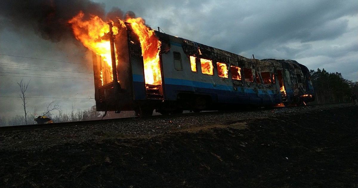 На Рівненщині на рейках поміж станціями згорів дизель-потяг