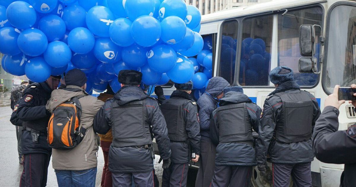 Митинг "за свободный интернет". Активистов в Москве начали "паковать" в автозаки еще до начала акции
