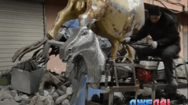 Китайский фермер слишком буквально воспринял выражение "железный конь"