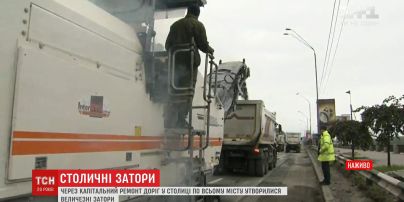 На Набережному шосе столиці перекрили всі 5 смуг для руху автомобілів