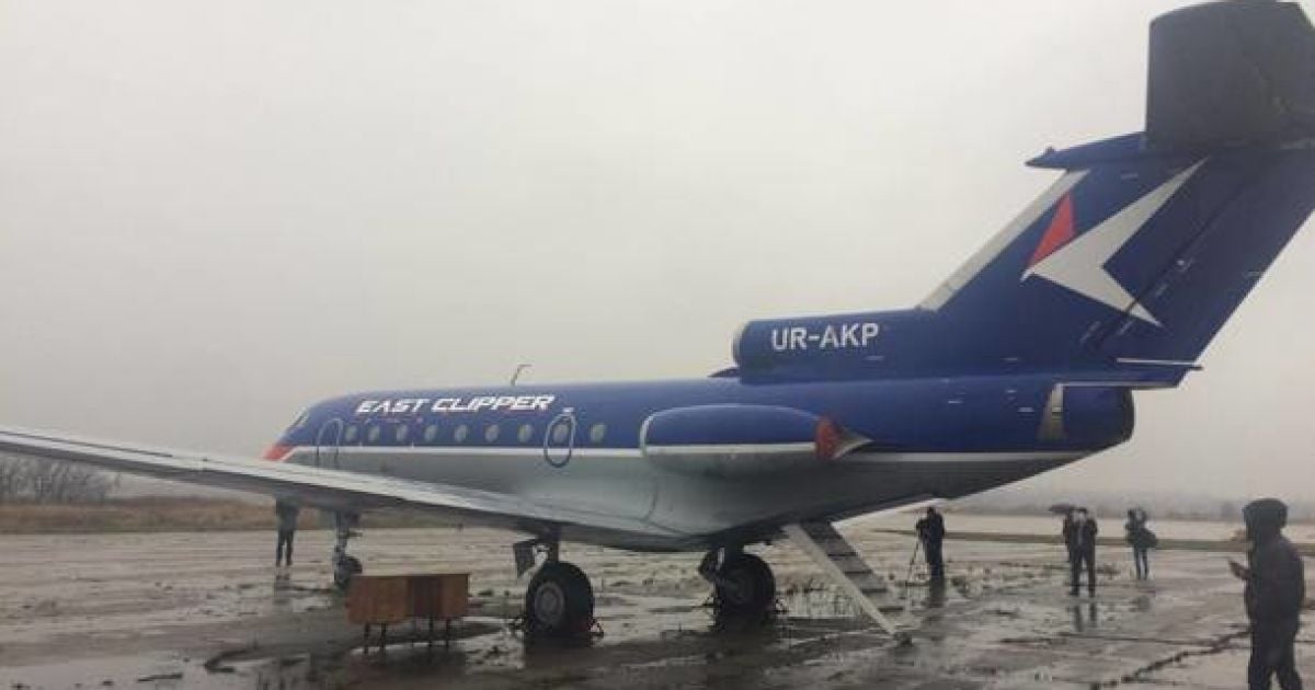 Курсантам з Кропивницького подарували конфіскований в росіян літак керівництва Югославії