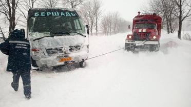 снігові замети на дорогах_6 / © ДСНС