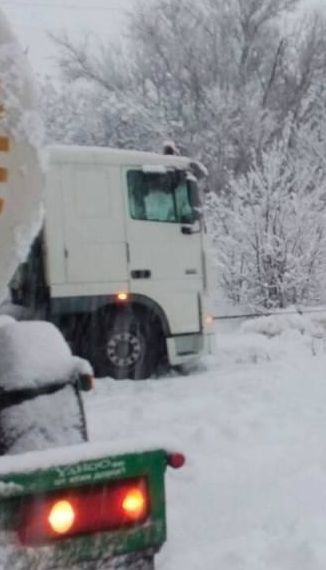 Чиновники не впорались зі снігом: дороги паралізувало, міста залишились без води і світла