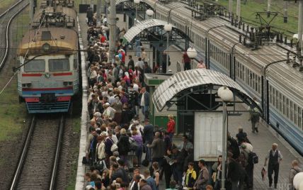 На Харьковщине хулиганы бросили бутылку в окно поезда и травмировали пассажира