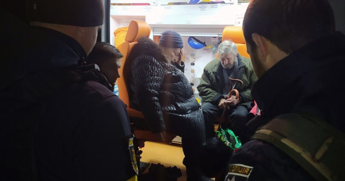 "Батальйон перевізників": як патрульні допомагають евакуйовуватися жителям "гарячих точок"