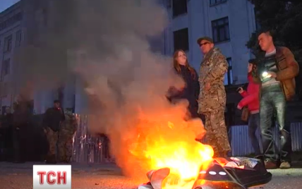 В Одессе возле сгоревшего Дома профсоюзов подрались активисты