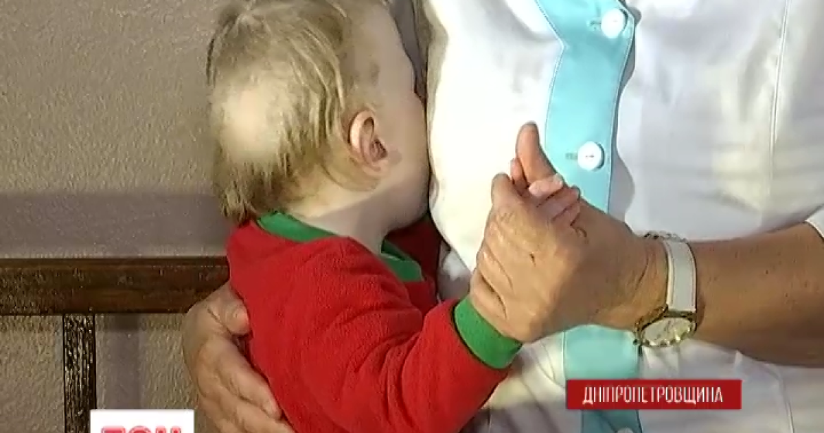 2-летнюю Татьяну заберут у родителей-алкоголиков.
