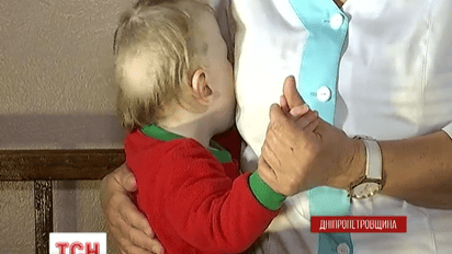 В Днепродзержинске правоохранители нашли в квартире истощенную двухлетнюю девочку