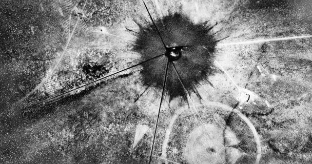 На этой фотографии изображен вид с высоты птичьего полета после первого атомного взрыва на испытательном полигоне Тринити, штат Нью-Мексико, 16 июля 1945 года.
