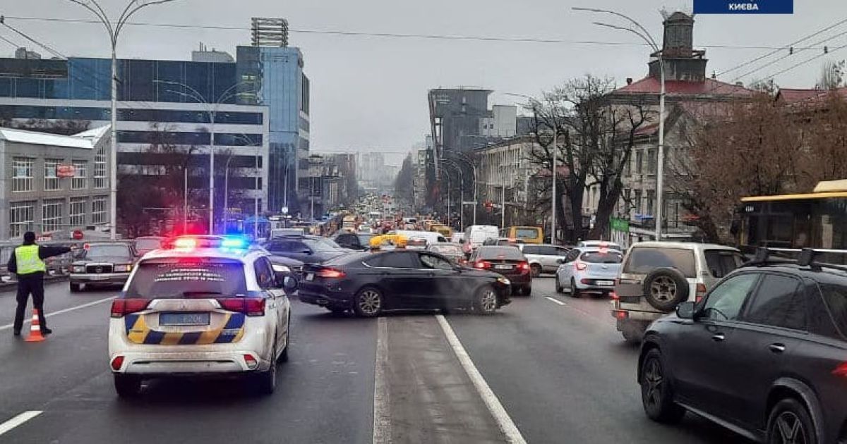 Рух на Шулявському мосту у Києві перекритий в обох напрямках через падіння стовпів