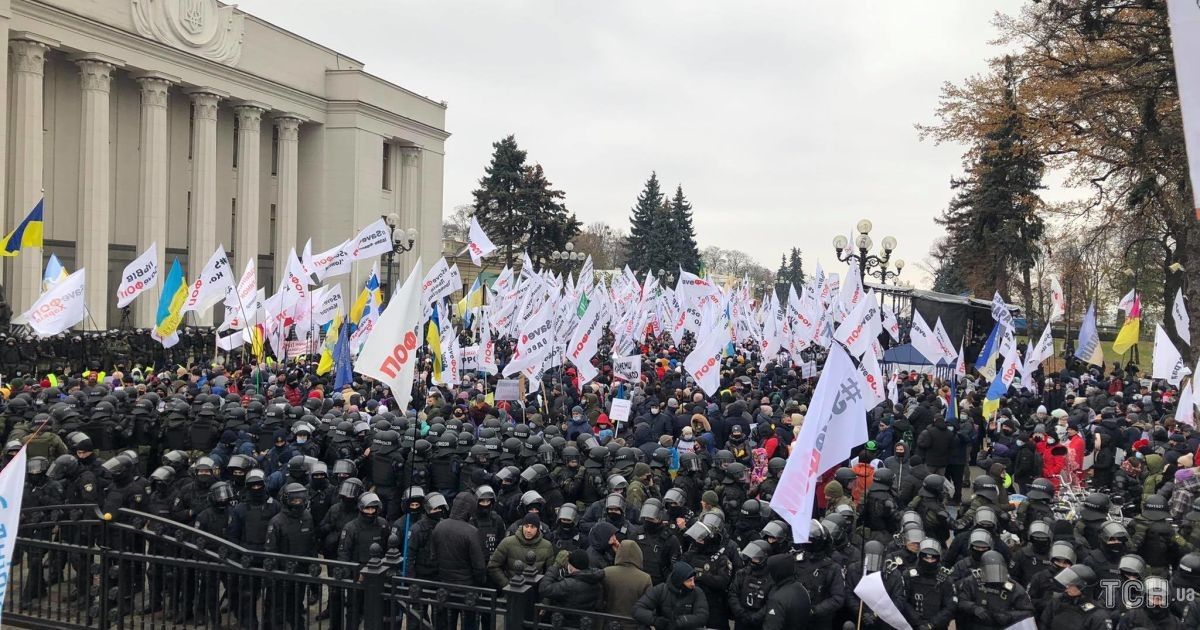 У Києві протестувальники заблокували входи до Ради