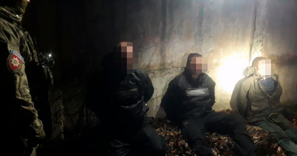 Под Киевом преступная группа напала на мужчину возле дома и отобрала 2 млн грн