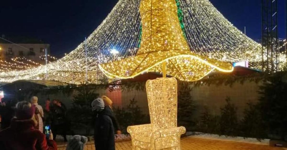 Скандальному капелюху з новорічної ялинки в Києві знайшли нове застосування