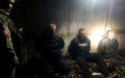 Под Киевом преступная группа напала на мужчину возле дома и отобрала 2 млн грн