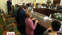 Чиновники на коленях: Ник Вуйчич вместе с депутатами помолились за Украину