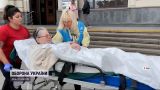 Рятують лежачих та самотніх: волонтери з Чернівців вивезли понад 600 стареньких із "гарячих точок"