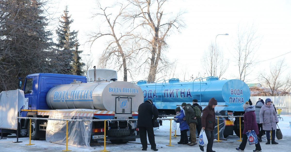 "Вода святіша, бо Томос": у Києві святу воду розвозили цистернами