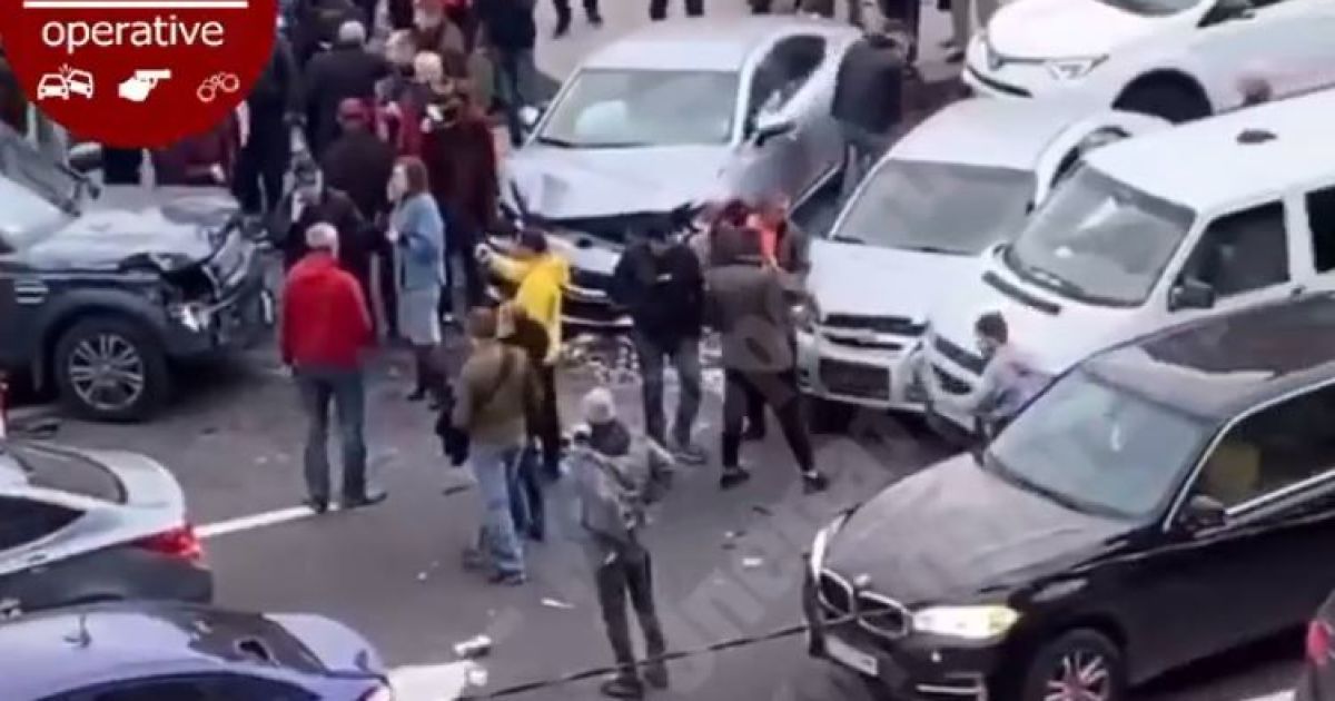 Водитель Land Rover спровоцировал масштабное ДТП на Майдане в Киеве: есть жертвы