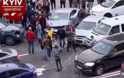 Водій на Land Rover спровокував масштабну ДТП на Майдані в Києві: є жертви