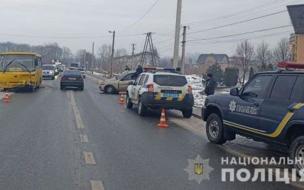 У Львівській області зіткнулись автомобіль та рейсовий автобус: постраждало троє людей (фото)