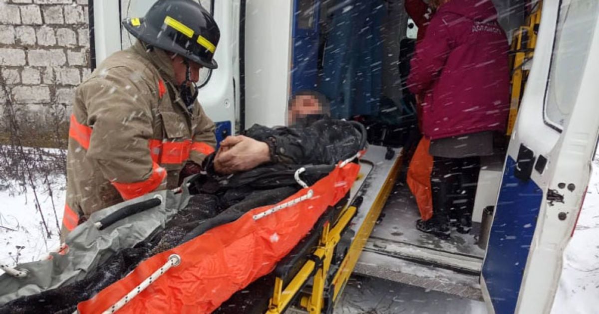 У Дніпропетровській області на чоловіка впала бетонна плита: його "швидка" застрягла в снігу