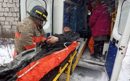 В Днепропетровской области на мужчину упала бетонная плита: его "скорая" застряла в снегу