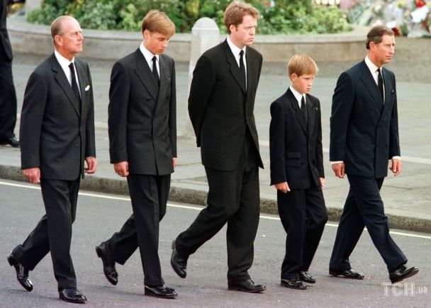 Британські принц Філіп, принц Вільям, граф Спенсер, принц Гаррі та принц Чарльз йдуть біля Вестмінстерського абатства під час похорону Діани, принцеси Уельської. / © Associated Press