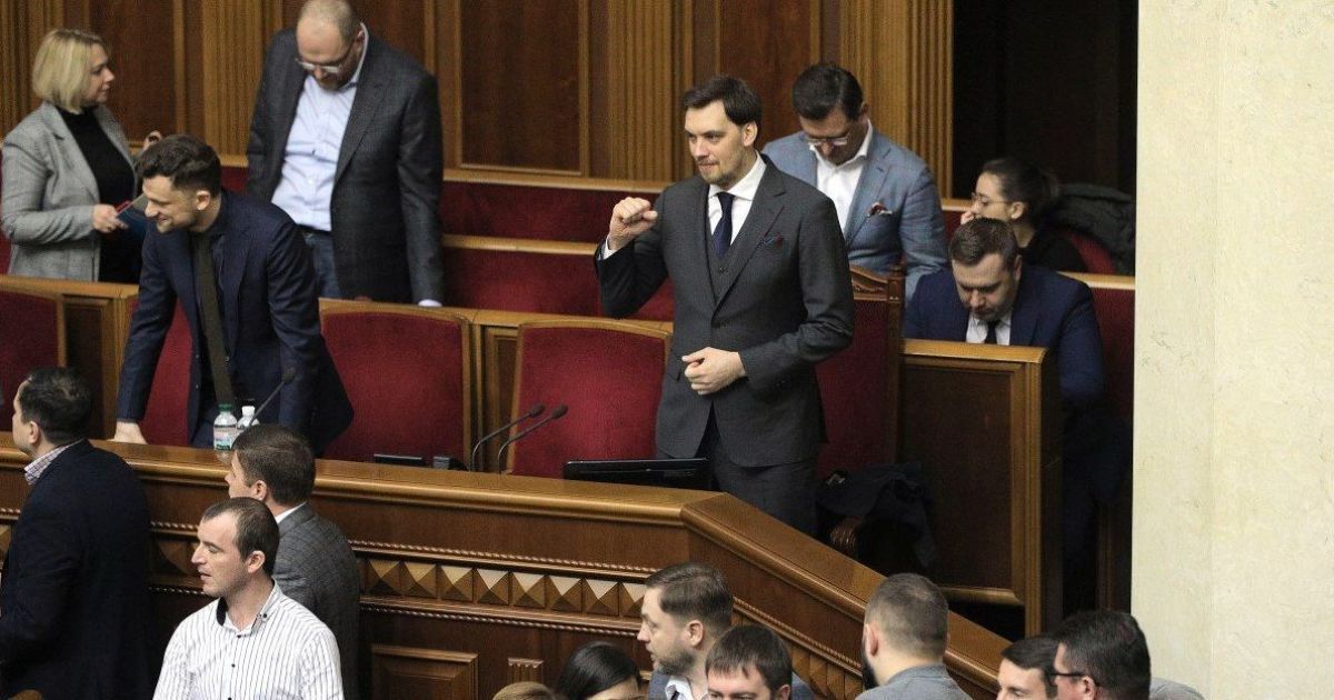 С аплодисментами и криками "Позор": как парламентарии восприняли решение Гончарука уйти в отставку