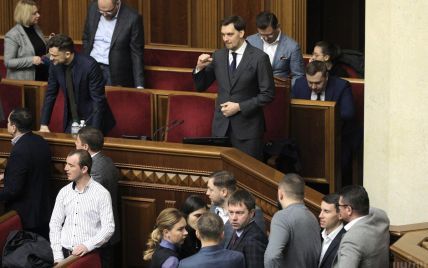 С аплодисментами и криками "Позор": как парламентарии восприняли решение Гончарука уйти в отставку