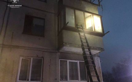 Стоял на балконе с 5-месячным ребенком и ждал спасения: на Львовщине из-за аккумулятора загорелась квартира