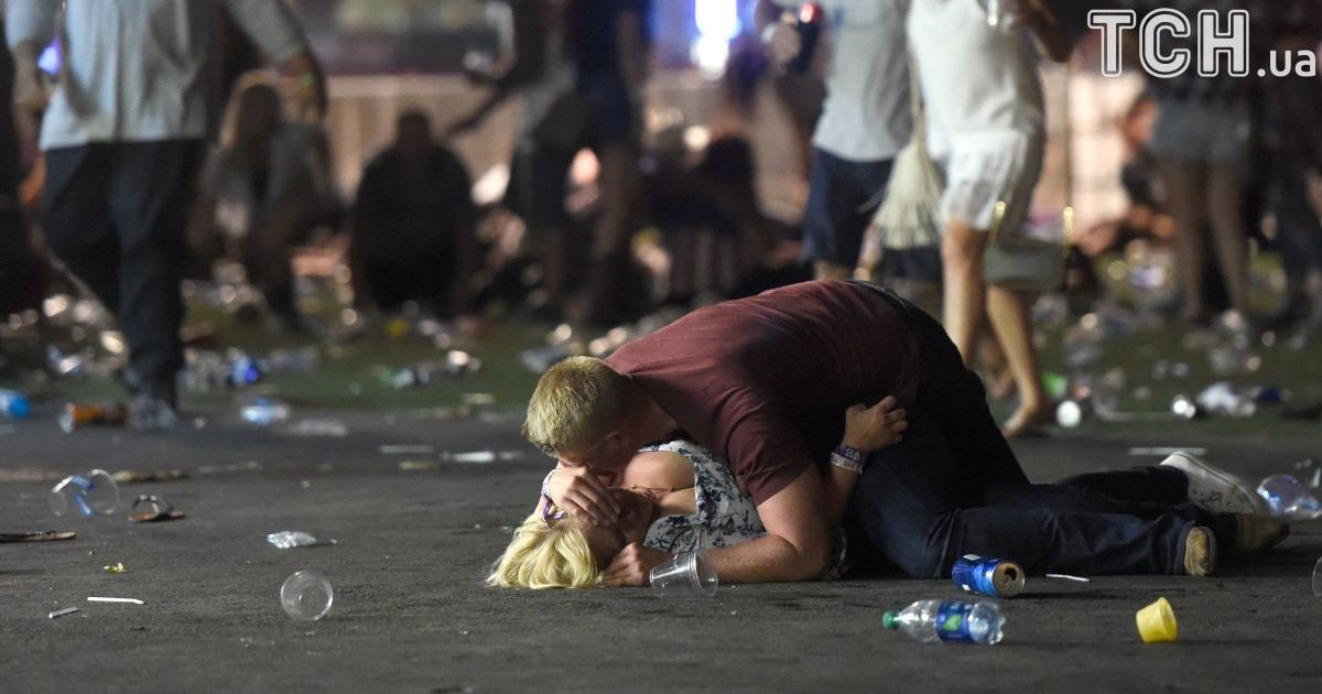 Стала известна история мужчины, который прикрывал женщину от пуль на знаменитом фото со стрельбы в Лас-Вегасе