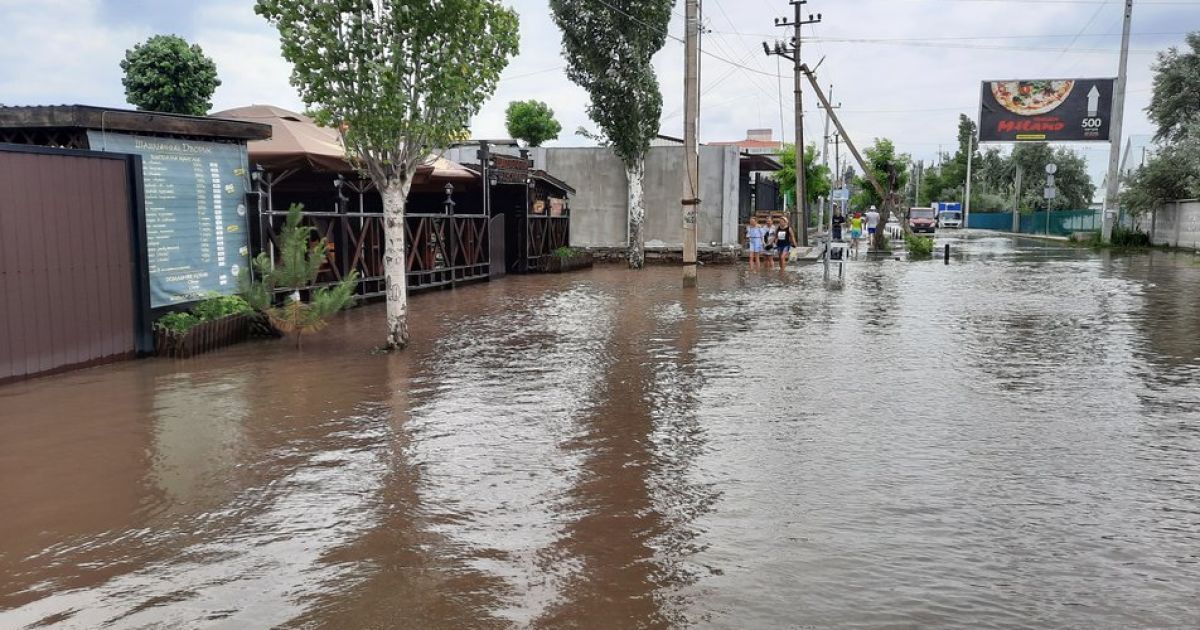 Вода стоїть третій день: у Коблевому злива затопила бази відпочинку, а водії пірнають у ями