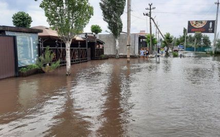 Вода стоит третий день: в Коблево ливень затопил базы отдыха, а водители ныряют в ямы