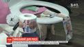 Гуманітарний конвой від України: до посольства РФ активісти принесли унітази та спіднє