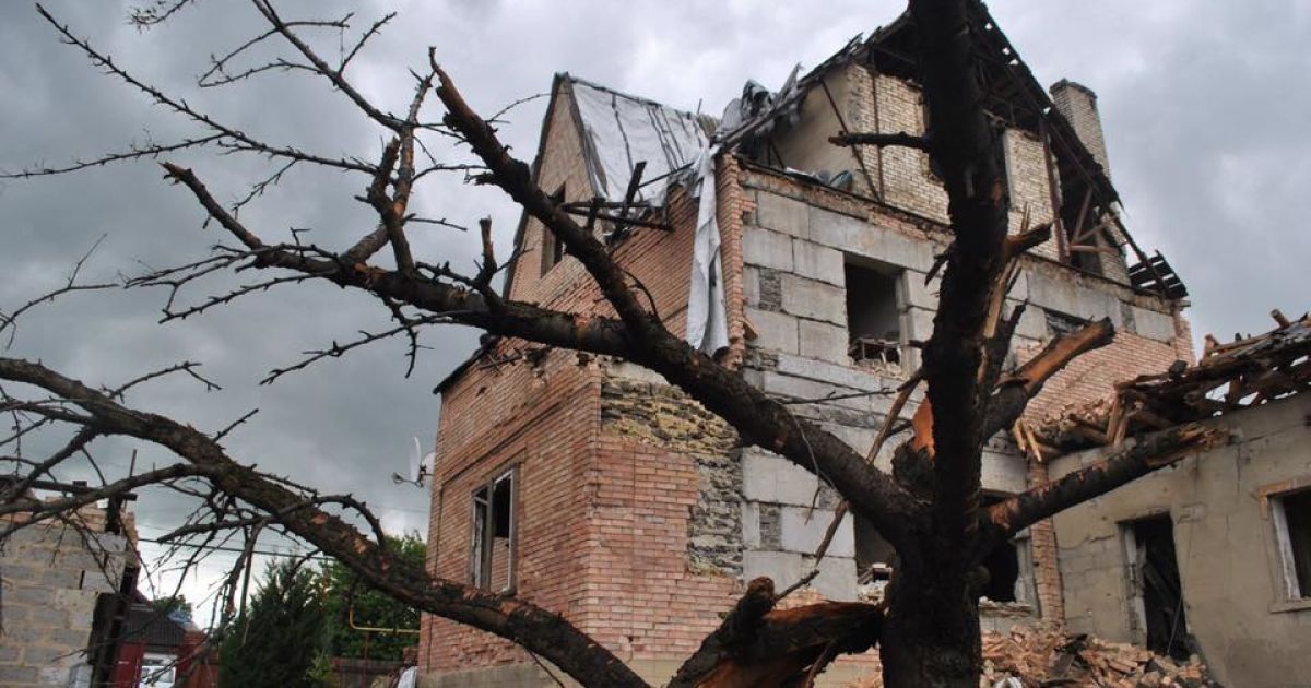 У Мар'їнці внаслідок обстрілу бойовиків згоріла будівля місцевих мешканців