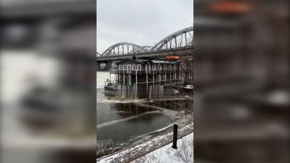В Киеве по Днепру поплыли "Дарницкие бани"