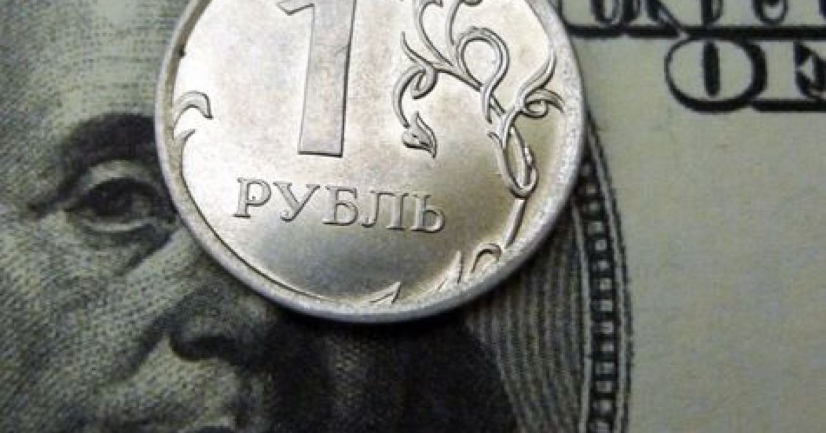 Российский рубль падает на валютном рынке почти все лето