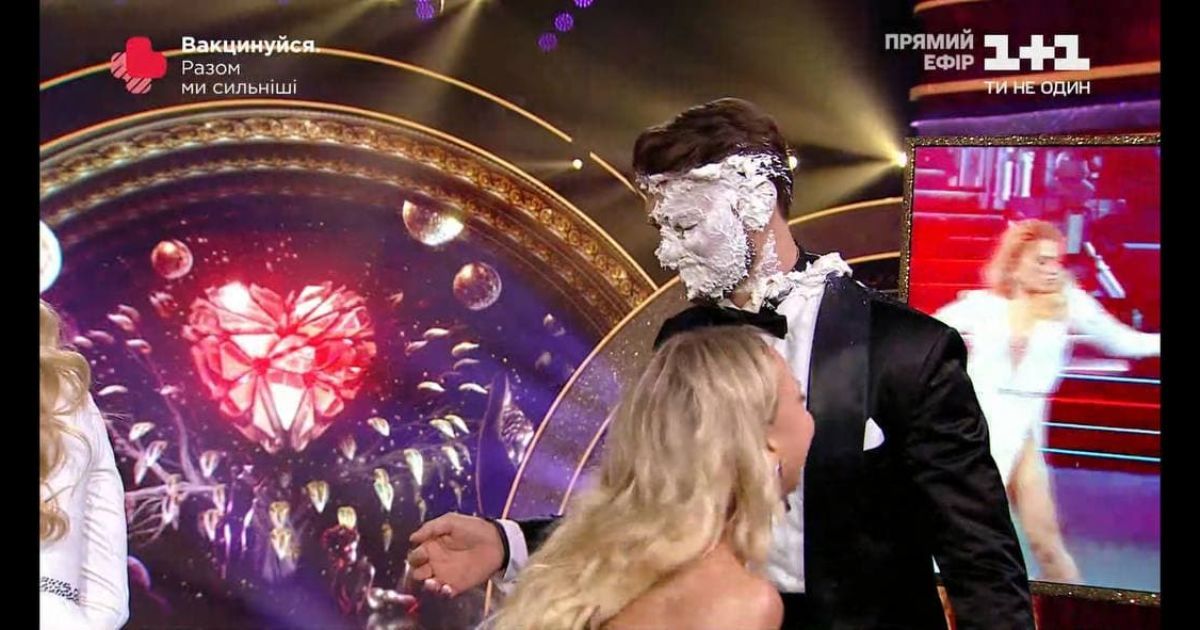 Іменинника Дмитра Дікусара тицьнули обличчям у торт в ефірі "Танців з зірками"